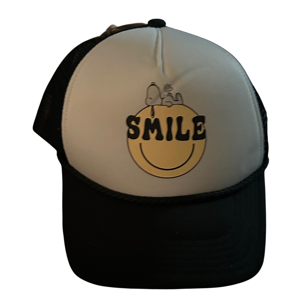 Peanuts Snoopy Charlie Brown Smile Trucker Hat OSFM Black White Mesh Snapback‎